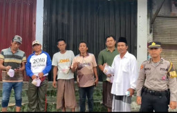 Sisi Humanis Polri: Wakapolres Sampang Gelar Aksi "Jumat Berbagi" untuk Penarik Becak