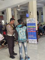 Anggota Samsat Surabaya Utara Beri Arahan kepada Pemohon Pengurusan STNK 5 Tahunan