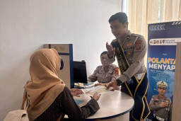 Pelayanan Humanis Satpas SIM Polresta Denpasar, Petugas Dampingi Pemohon Saat Pendataan Identitas