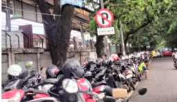 Trotoar Disulap Jadi Parkir Liar, Hak Pejalan Kaki Terinjak di Stasiun Batu Ceper Tangerang.