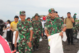 Kodim Gianyar Bersama Masyarakat Gelar Karya Bakti, Pantai Lembeng Kembali Bersih