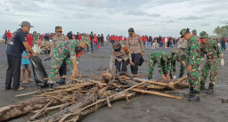 Dari Pantai Kelating, TNI–Forkopimda Tabanan Gaungkan Perang Terhadap Sampah Pesisir Bali  