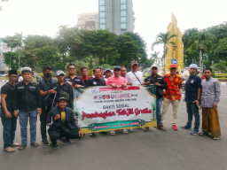 Solidaritas Insan Pers di Bulan Ramadan, Media Online di Bawah Pimpinan Umar Hayat Berbagi Takjil di Surabaya