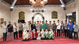 Ramadhan Penuh Kebersamaan, Kapolresta Denpasar Bagikan Tak'jil dan Santuni Anak Yatim Bersama OKP