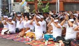 Polres Bandara Ngurah Rai Gelar Persembahyangan Bersama Piodalan Pura Padmasana pada Purnama Sasih Kasanga