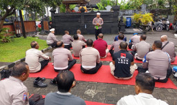 Jaga Keseimbangan Spiritual, Polsek Dentim Gelar Persembahyangan Rahina Purnama di Pura Kerti Buana