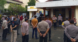 Melalui Apel Jam Pimpinan, Kapolsek Dentim Sampaikan Arahan dan Evaluasi Kinerja Personel