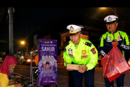 Wujud Kepedulian, Satlantas Polres Sampang Bagikan Ratusan Paket Sahur kepada Warga di Jalan