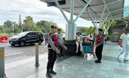 Wujud Pelayanan Prima, Polres Bandara Ngurah Rai Gelar Patroli Humanis di Terminal Internasional