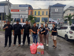 Team DJ Cindi Aurora Official Gelar Aksi Bagi-Bagi Takjil di Jalan Raya Kutisari Surabaya