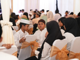 PLN Komplek Ketintang Gelar Safari Ramadhan, Hadirkan Edukasi, Hiburan, dan Santunan Anak Yatim