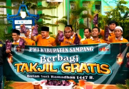 Semarakkan HPN ke-80, PWI Sampang Salurkan Ratusan Paket Takjil ke Puskesmas dan Abang Becak