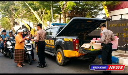 Giat Ramadhan: Kapolres Sampang Bagikan Ratusan Paket Takjil untuk Pengendara dan Tukang Becak.