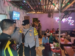 Cipta Kondisi Ramadan, Polsek Kenjeran Amankan Miras dari Dua Kafe di Pesisir Tambak Wedi Surabaya
