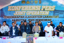 Wakapolda Bali Hadiri Konferensi Pers Pengungkapan Clandestine Lab Narkotika Jenis Mephedrone Jaringan Internasional