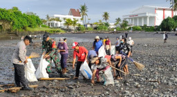 Jelang Upacara Melasti Hari Raya Nyepi, Babinsa Beraban Turun Bersama Warga Bersihkan Pantai 