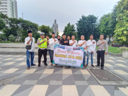 Kolaborasi Tiga Media di Surabaya, Bagikan 500 Paket Takjil untuk Pengguna Jalan di Taman Apsari