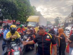 Media Nuswantoro Pos Berbagi 600 Takjil di Jalan Raya Kenjeran Surabaya, Tebar Kepedulian di Bulan Ramadan