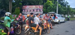 GANAS Bagikan 500 Takjil kepada Pengendara di Depan Markas Kodikmar Surabaya