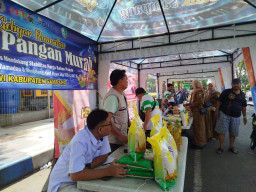 Ratusan Warga Serbu Gerakan Pangan Murah PWI Sampang di Depan Pendopo Trunojoyo