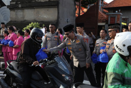 Kapolda Bali Berbagi Tak'jil di Bulan Suci Ramadhan