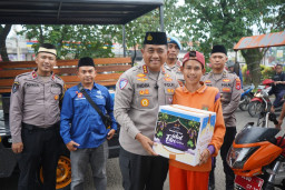 Ramadan Berbagi, Polresta Tangerang dan Insan Pers Bagikan Takjil hingga Sembako untuk Petugas Kebersihan
