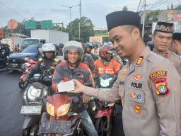 Polsek Tambora Bersama Nusantara FC Bagikan 200 Takjil untuk Pengendara di Bulan Ramadan.