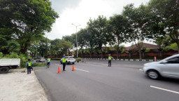 Sat Lantas Polres Bandara Ngurah Rai Amankan Arus Lalu Lintas Saat Pemotongan Pohon di Jalur Bandara