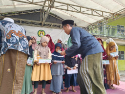 Tutup Rangkaian Ramadan, PP Mansyaul Ulum Congkop Santuni 70 Anak Yatim