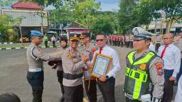 Apresiasi Kinerja Anggota, Kapolres Sampang Berikan Penghargaan Atas Raihan Predikat WBK Ungkap Kasus Narkoba 3 Kg