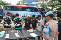 Pastikan Keselamatan Perjalanan Polres Tanjung Perak Cek Urine 43 Sopir Truk dan Bus Jelang Mudik Lebaran