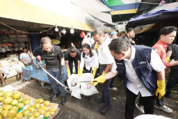 Mendag, Menteri LH bersama Wali Kota Jakarta Timur Gelar Aksi Bersih Pasar Kramat Jati.