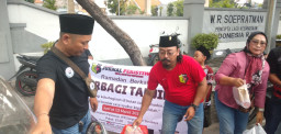Media Jurnal Peristiwa Gelar Aksi “Ramadan Berkah”, Bagikan 250 Paket Takjil di Depan Makam Pahlawan WR Soepratman