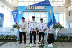 Wali Kota Munjirin Resmikan Posko Kesehatan Mudik BPJS Kesehatan di Terminal Pulogebang. Jakarta Timur, 13 Maret 2026