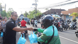 Berbagi dalam Bulan Ramadhan : Kapolresta Denpasar Bersama Insan Pers Bagi Tak'jil 