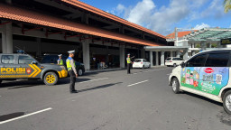Satgas Kamseltibcarlantas Ops Ketupat Agung 2026 Atur Arus Kendaraan di Terminal Domestik Bandara Ngurah Rai