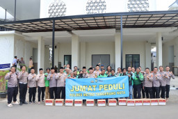 Jumat Peduli, Kapolres Metro Tangerang Kota Bagikan Sembako untuk Pengemudi Ojol