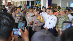 Kapolrestabes Surabaya Dampingi Kapolri Tinjau Posko Terpadu Stasiun Surabaya Gubeng