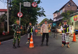Pantai Padanggalak Dipadati Umat Hindu, Polsek Dentim–TNI dan Pecalang Bersinergi Amankan Upacara Melasti
