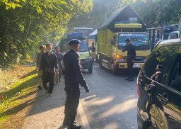 Di Tengah Antrean Panjang Gilimanuk, Brimob Turun Tangan Mengurai Arus Mudik dengan Sentuhan Humanis