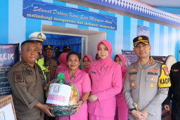 Kapolres Metro Tangerang Kota Cek Pos Pengamanan Mudik, Bhayangkari Turun Berbagi Kepedulian