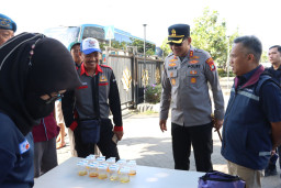 Polres Pelabuhan Tanjung Priok, Cek Urine, Kesehatan Terhadap Sopir  Mudik Gratis KB-SI.P Bersama Pelindo.