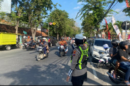 Satlantas Polres Sampang Gelar Lalin Pengarahan Pengamanan Arus Mudik di Kawasan Pasar Srimangun 