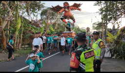 Personel Kodim Tabanan Turun Langsung Amankan Arak-Arakan Ogoh-Ogoh Jelang Nyepi Caka 1948 