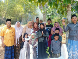 Keluarga Besar Bapak Muafi Ziarah ke Makam di Hari Raya Idul Fitri, Anak Tertua Sampaikan Doa dan Harapan