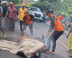 Sigap! Tim BPBD Sampang Padamkan Motor Terbakar Saat Perjalanan Dinas