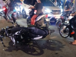 Laka Lantas di Depan Gedung BPU Sampang, Dua Pengendara Motor Dilarikan ke Rumah Sakit