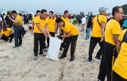 Polres Bandara Ngurah Rai Hadiri Peringatan Hari Air Sedunia dengan Aksi Bersih Pantai Kelan