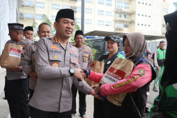 Polrestro Tangerang Kota Rangkul Ojol Lewat Jumat Curhat, 50 Paket Sembako Dibagikan*