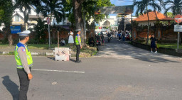 Satlantas Polres Bandara Ngurah Rai Sigap Atur Lalu Lintas Usai Ibadah di Gereja Ekklesia Tuban
